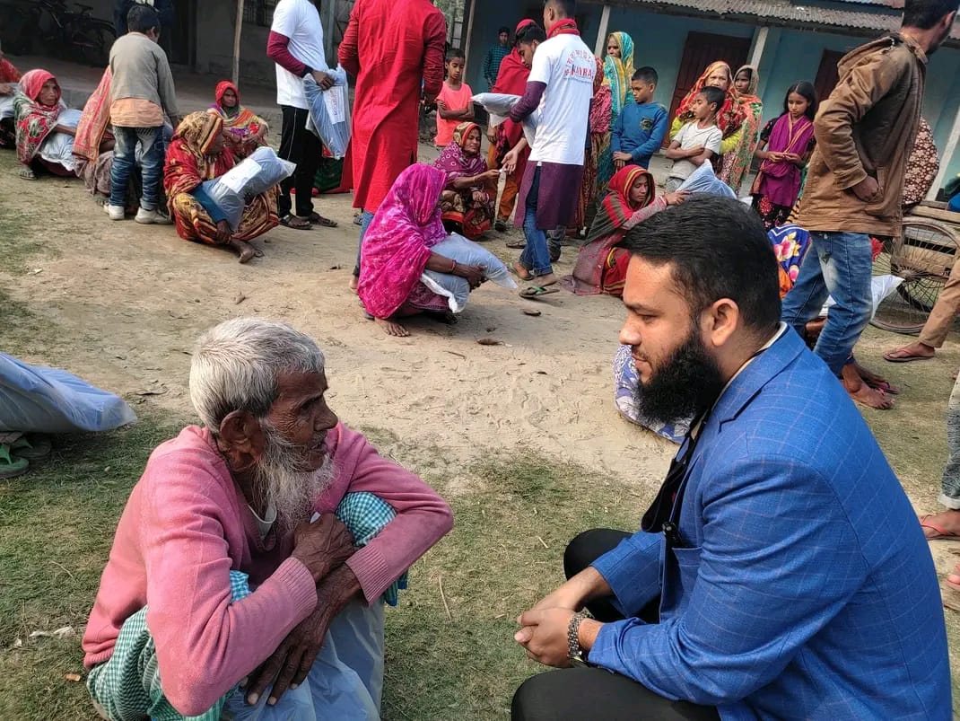উপকারভোগীদের সাথে সরাসরি কথা বলছেন সংগঠকরা — কায়রা ফাউন্ডেশন
